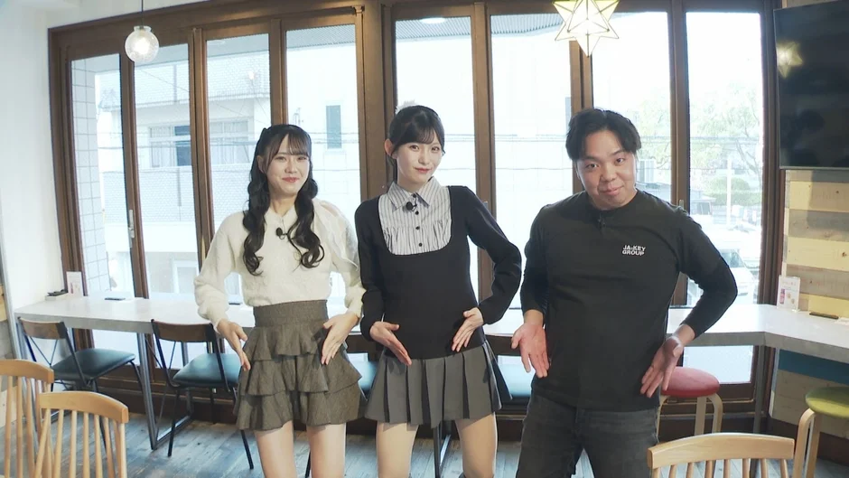 カフェで撮影中のメンバーとスタッフ