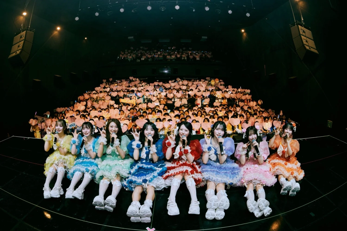 ステージに座るメンバーと観客