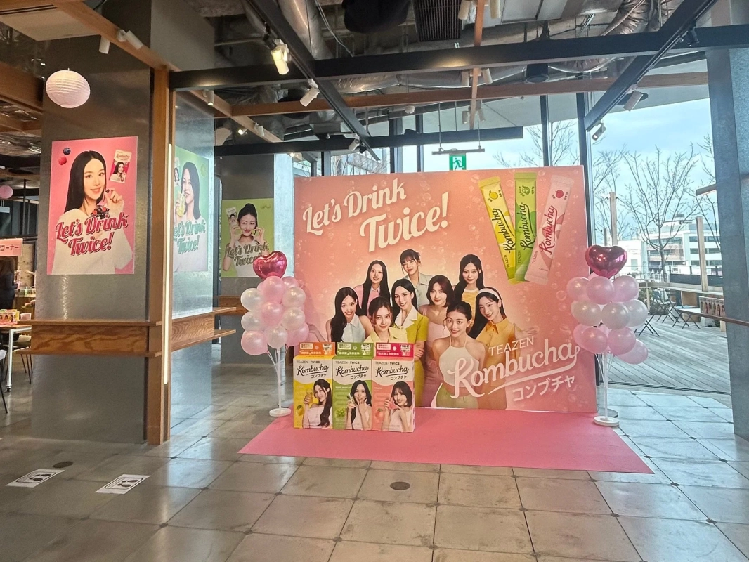 TWICEとTEAZENコンブチャのコラボレーションプロモーション展示