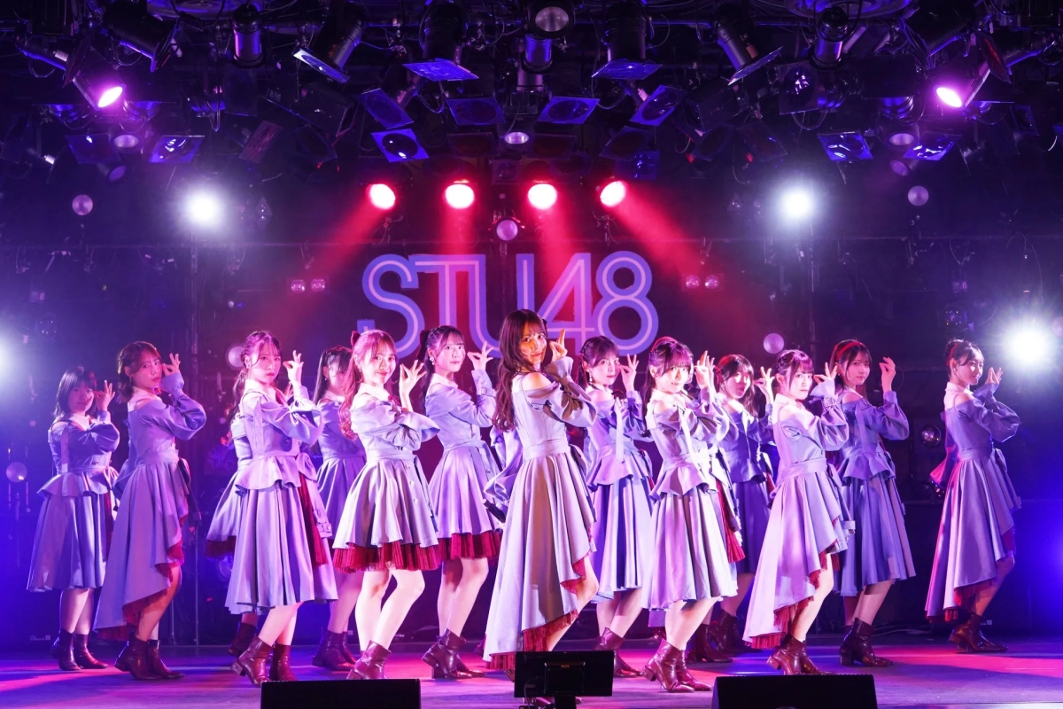 STU48のメンバーがステージでパフォーマンスしている様子