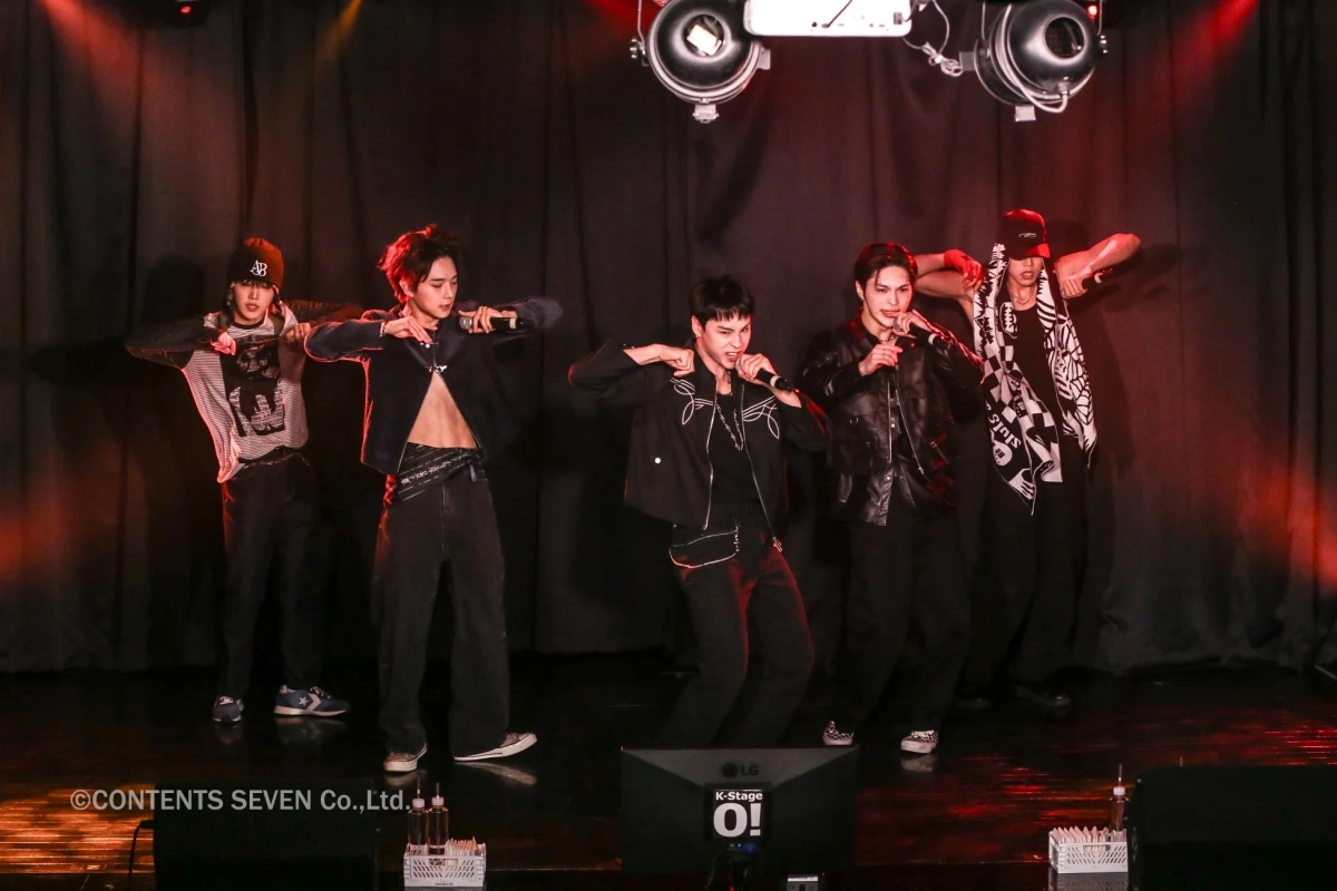 赤い照明に照らされたCMDMのステージ