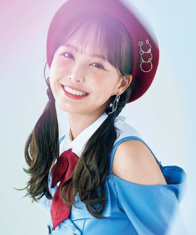 笑顔でポーズをとるメンバーの一人