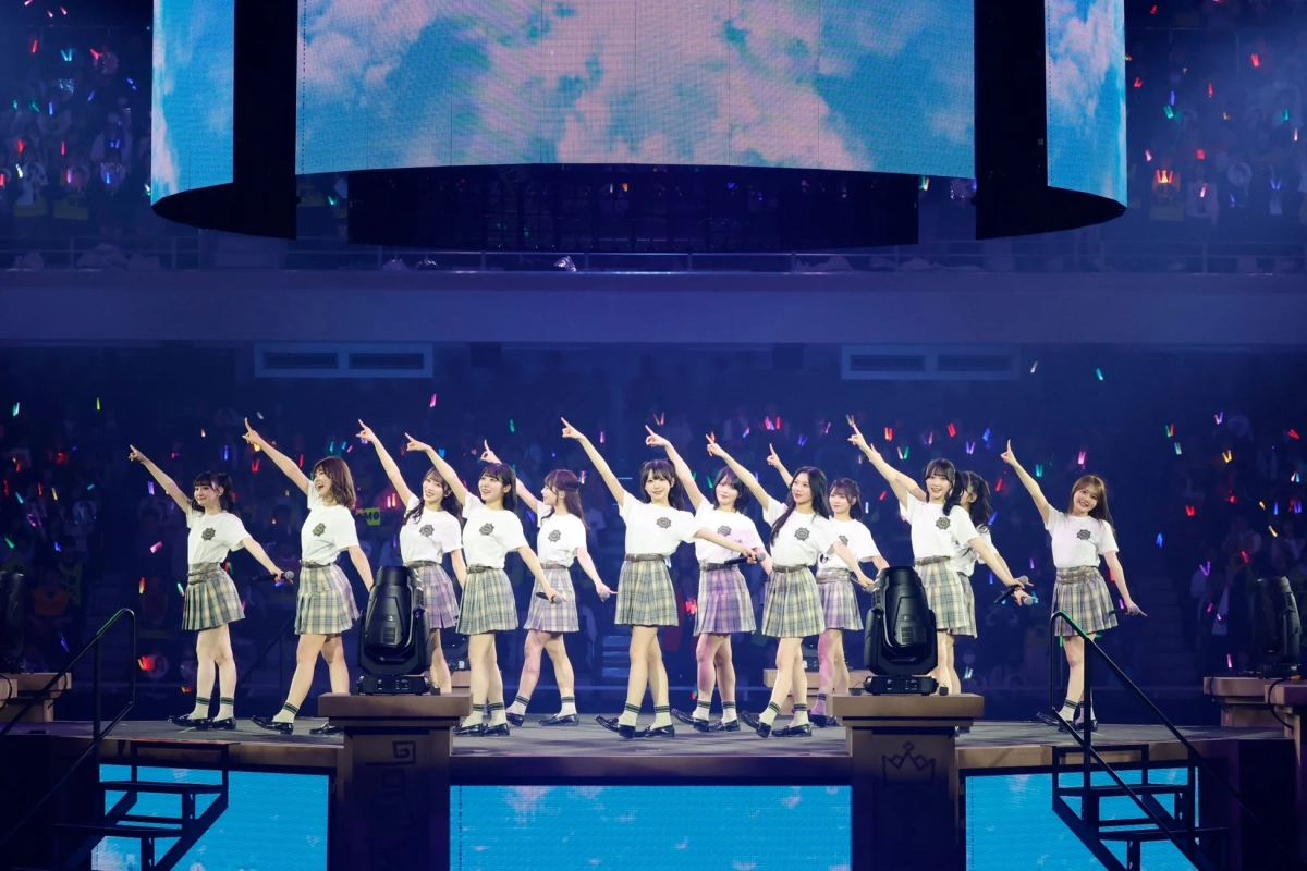 ステージでパフォーマンスする≒JOYのメンバー