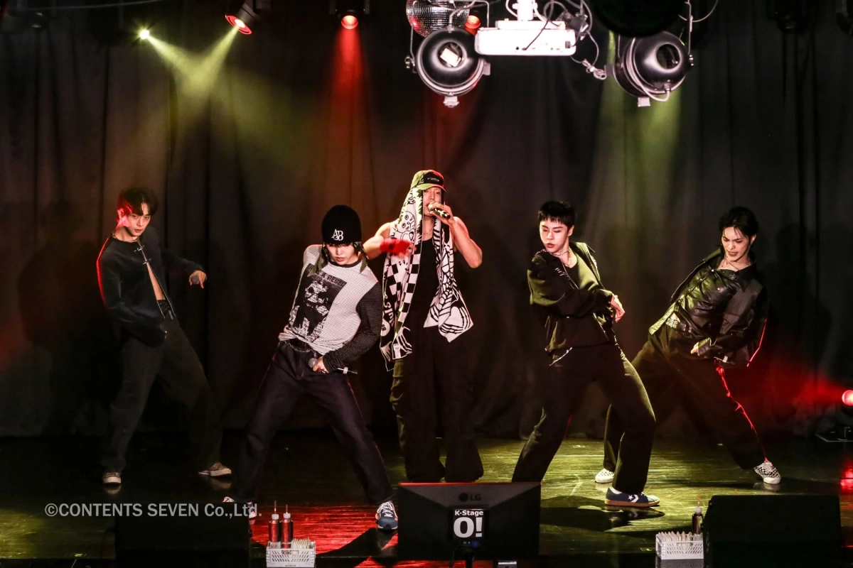 ステージでパフォーマンスするCMDM