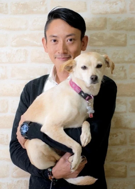 愛犬を抱っこする男性