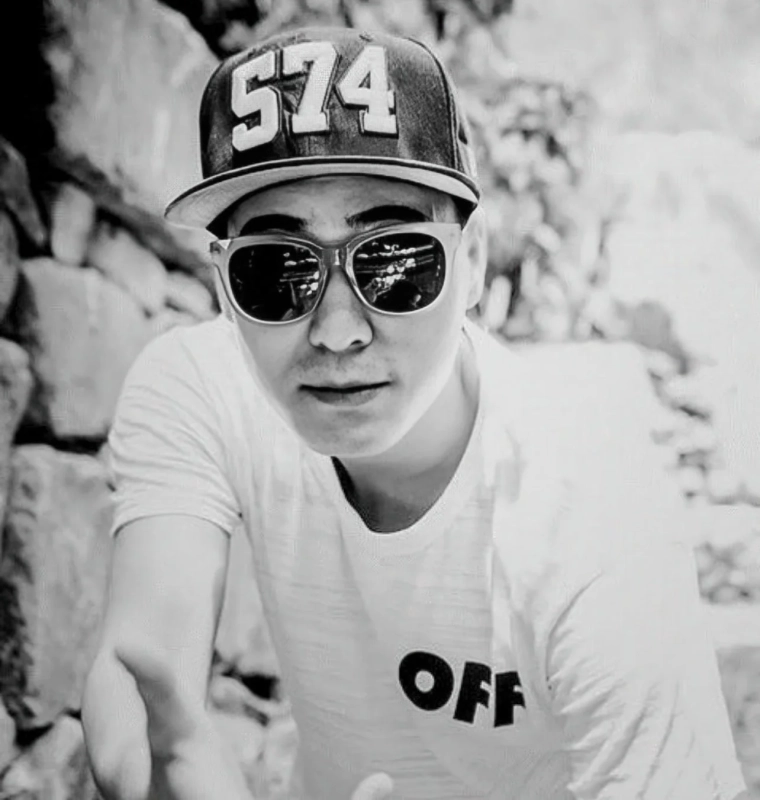 キャップとサングラスを着用した若い男性のモノクロポートレート