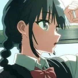 三つ編みの黒髪が特徴的なアニメの女子学生が驚いたような表情