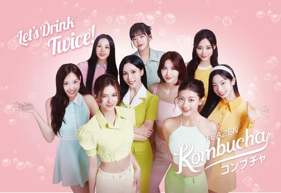 TWICEメンバーがTEAZENコンブチャを宣伝している広告画像