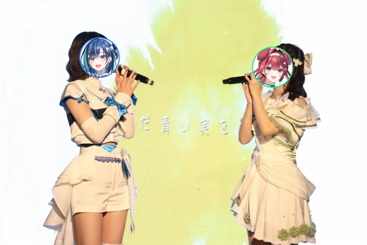 ライブステージで歌唱するアイドル