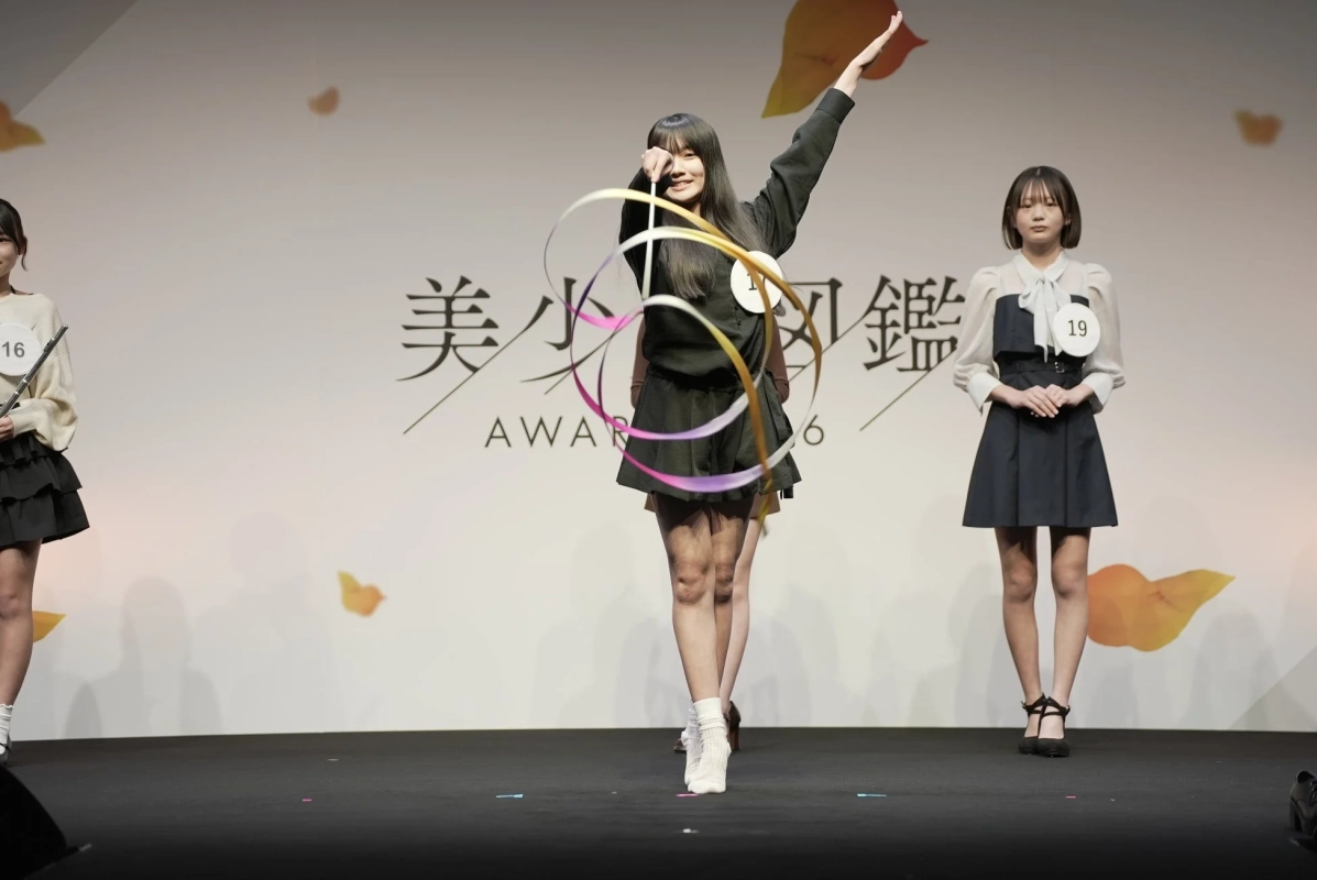 新体操のリボンを披露する川上穂華さん