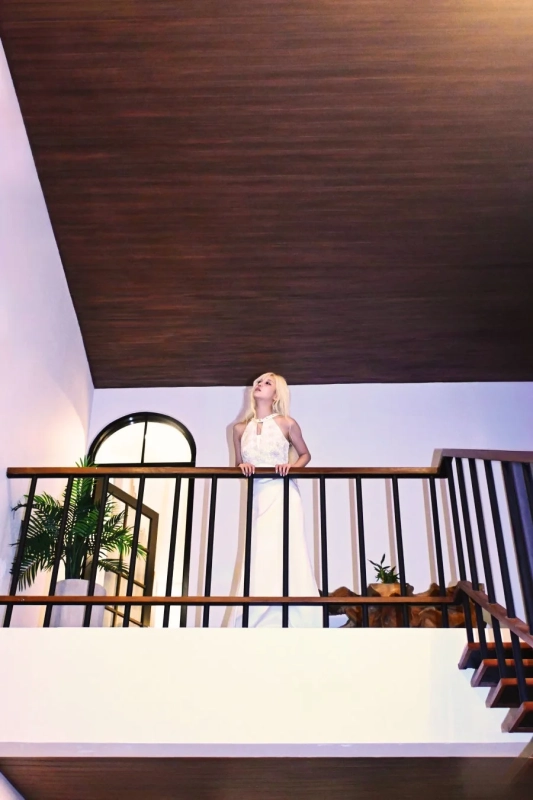 バルコニーに立つSAYAKA