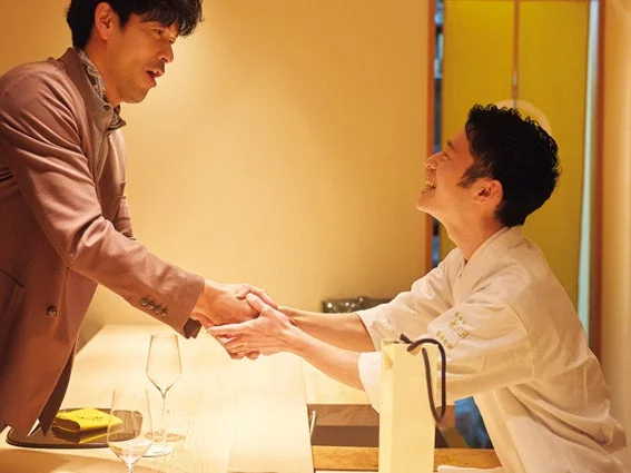 レストランで握手する男性たち