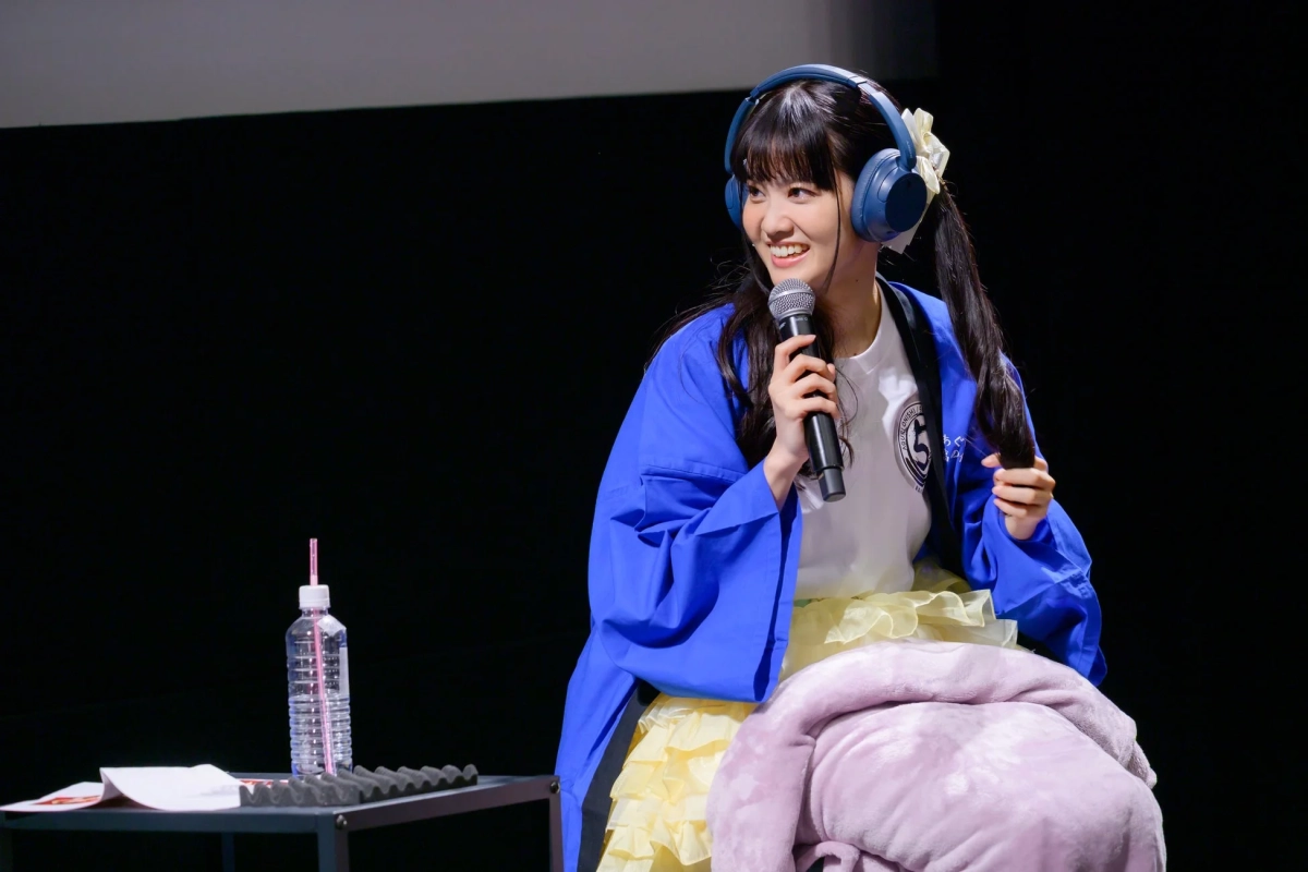 ヘッドホンをして新曲の仮歌を聴く大西亜玖璃さん