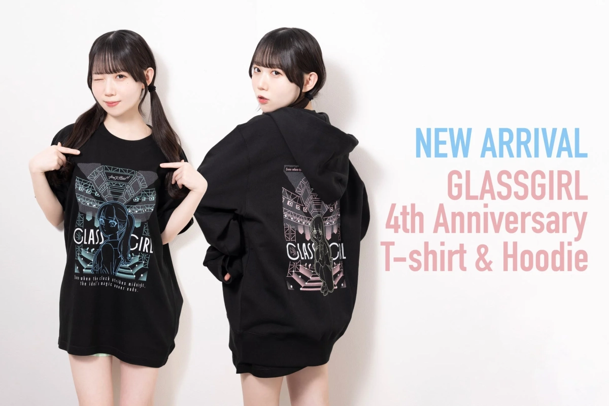 新居歩美さんがTシャツとフーディーを着用