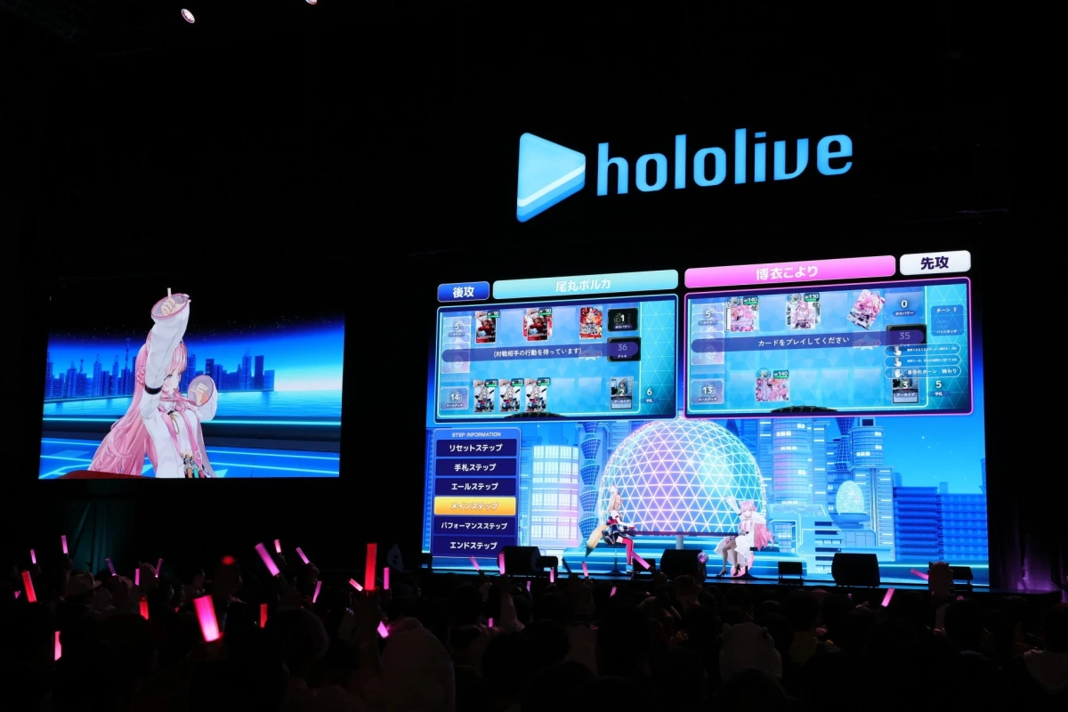 ステージ上の大画面と観客