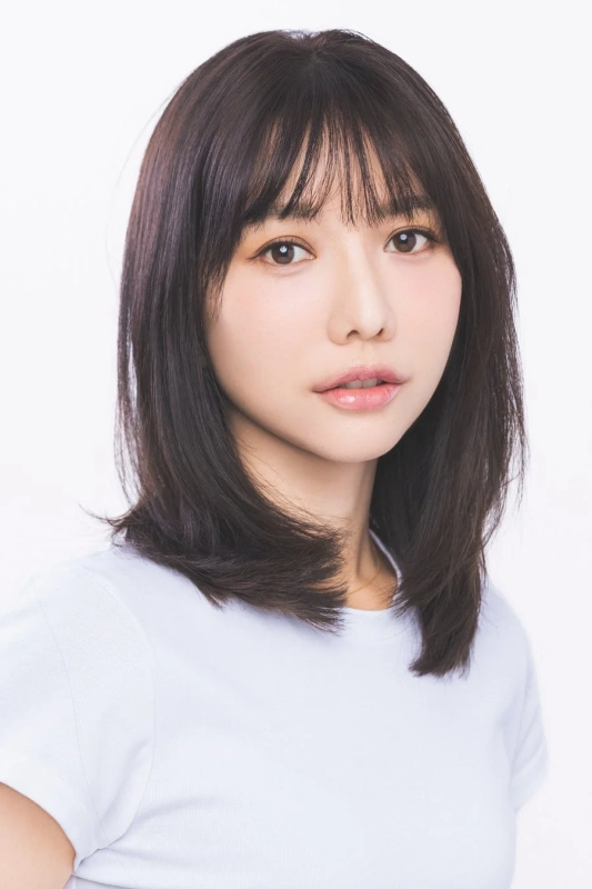 白いTシャツを着た若いアジア人女性のポートレート