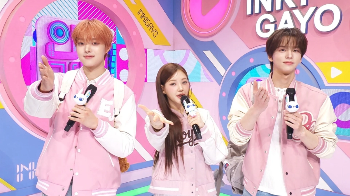 K-POP音楽番組「人気歌謡」のMCを務めるアイドルたち