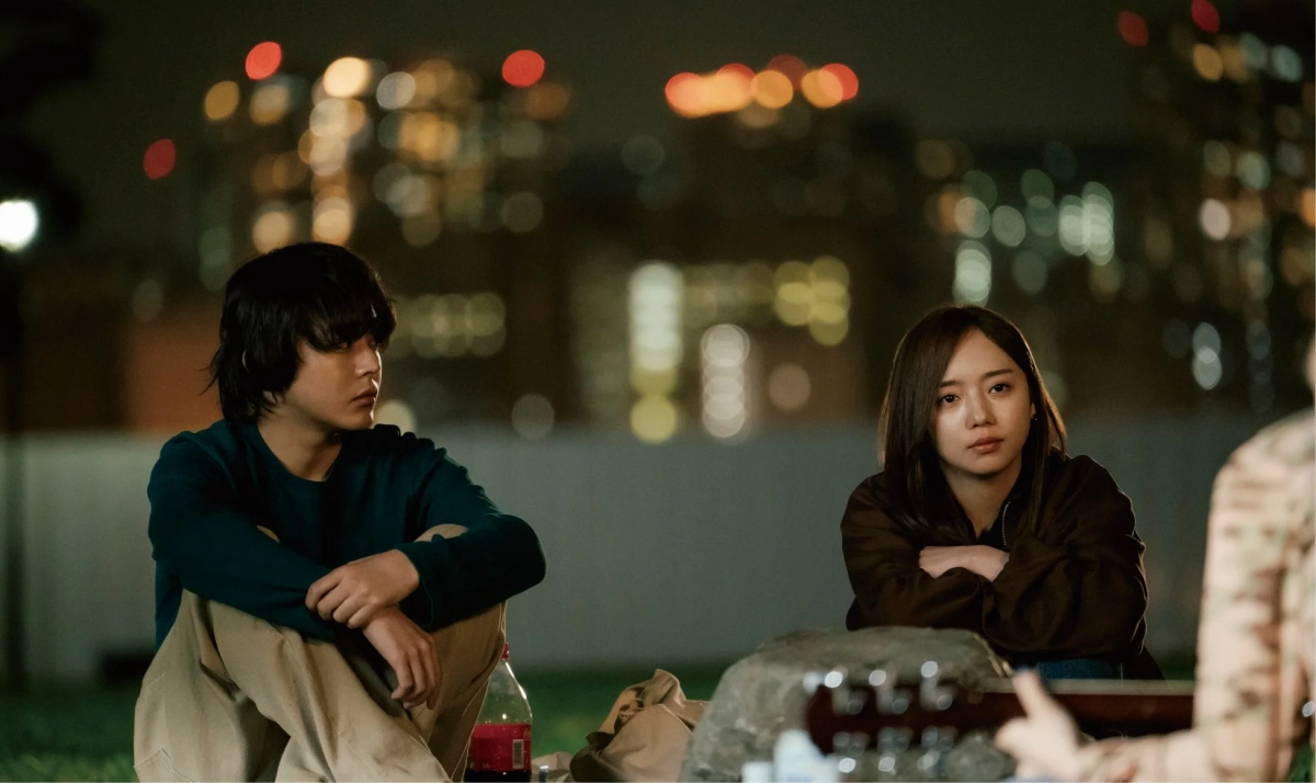 夜の屋外で話す若い男女