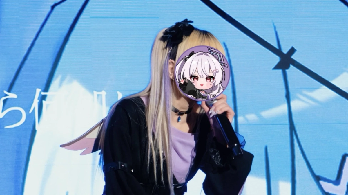 ステージで歌うアイドル