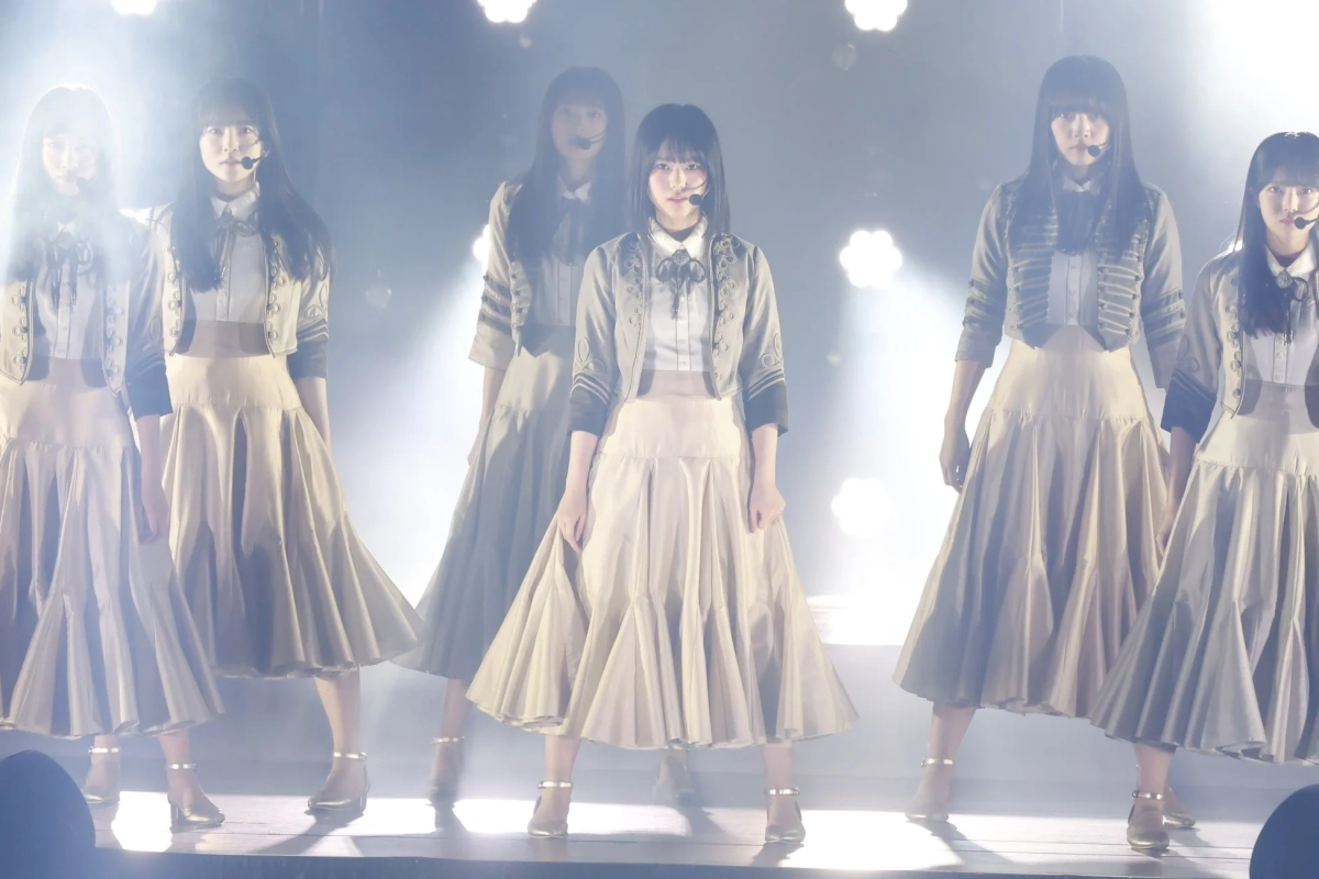 アイドルがステージ上でパフォーマンス