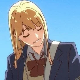 金髪の女子学生が制服を着てイヤホンをつけ、目を閉じて穏やかな表情を浮かべるアニメ調の画像