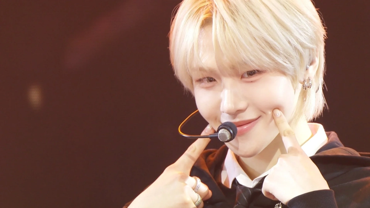 金髪男性アイドルのクローズアップ