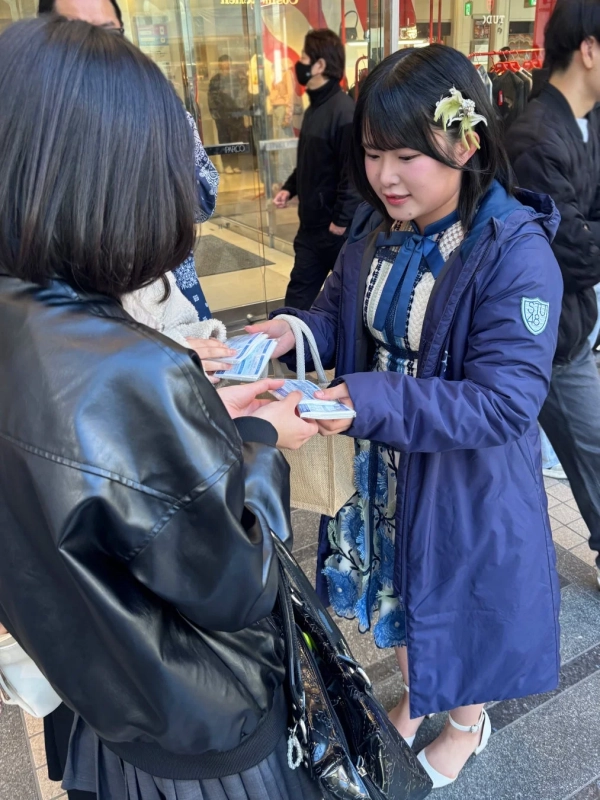 メンバーがファンと交流する様子