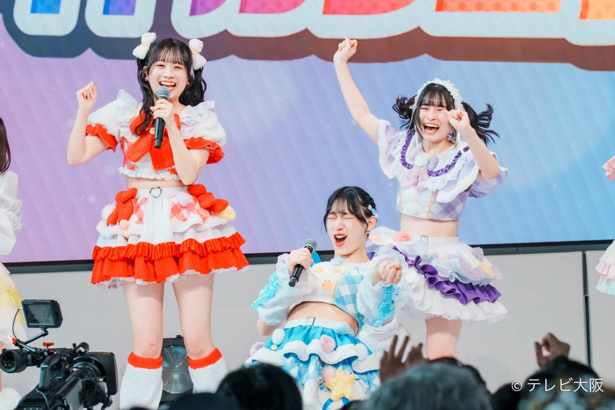 ステージでパフォーマンスするアイドルグループ