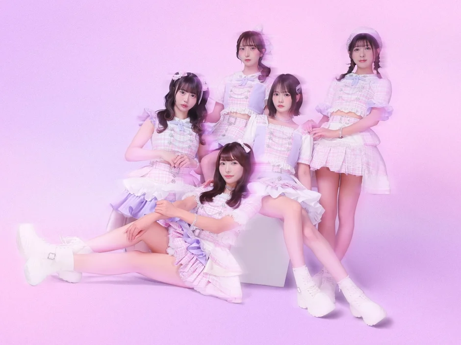 5人の女性アイドルグループの集合写真