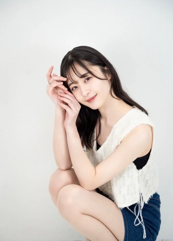 優しく微笑む若いアジア人女性