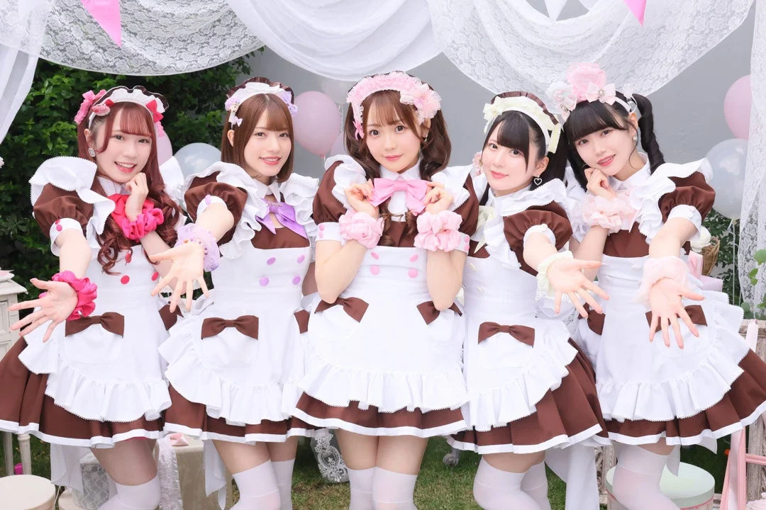 メイド服を着た5人の女性グループ