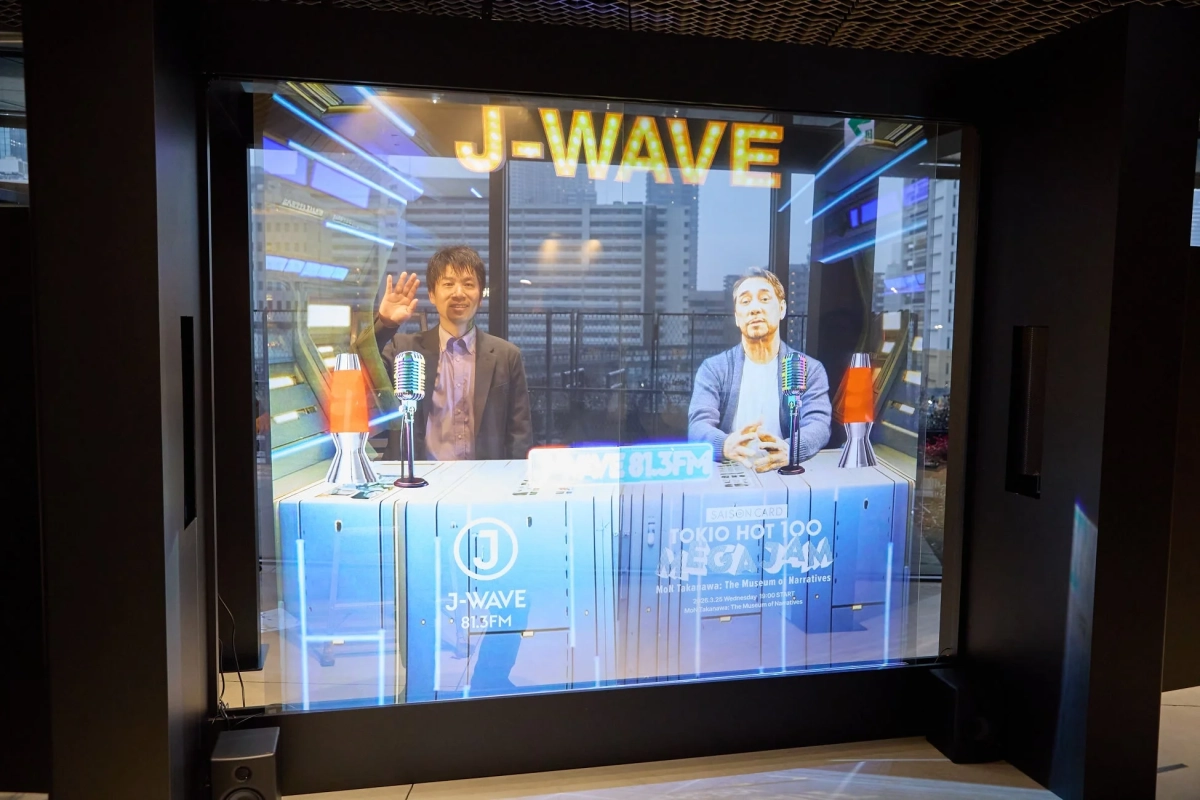 J-WAVEホログラムディスプレイ