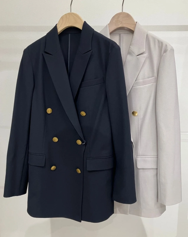 ハンガーにかけられたネイビーとライトグレーのダブルブレストジャケット
