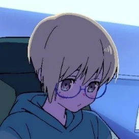 青いパーカーを着てメガネをかけた金髪ショートヘアのキャラクターイラスト