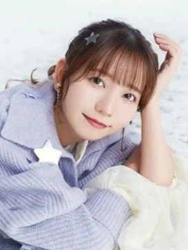 淡い紫色のコートを着た若い女性が笑顔でカメラを見つめるポートレート