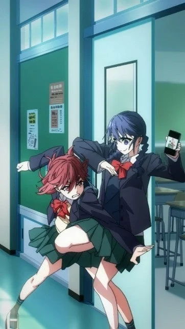 学校の廊下で二人の女子生徒が交流するアニメイラスト