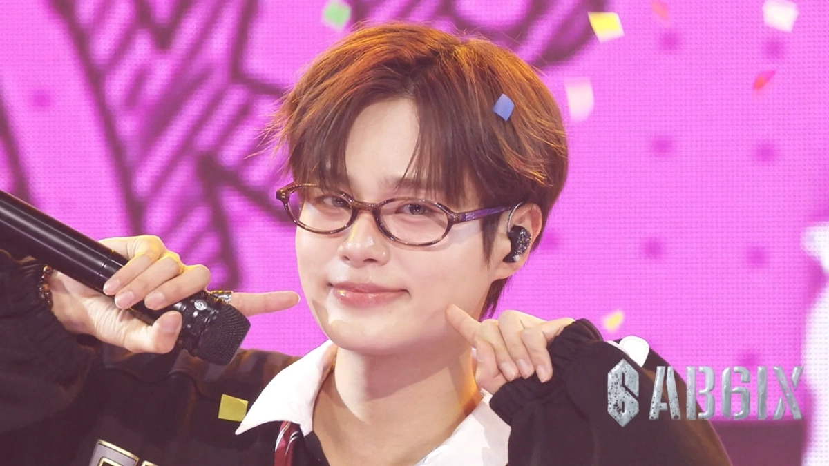 ピンク色のステージでパフォーマンス中のAB6IXメンバー