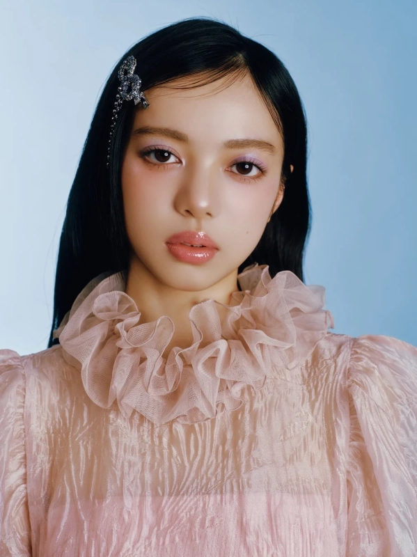 ピンクのフリル付きブラウスを着た若い女性