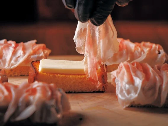 生ハムとパンの料理