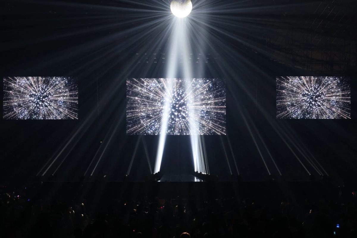 ディスコボールと光に包まれた会場