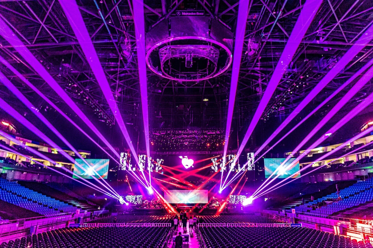 巨大なスクリーンとレーザーライトが特徴的なコンサート会場