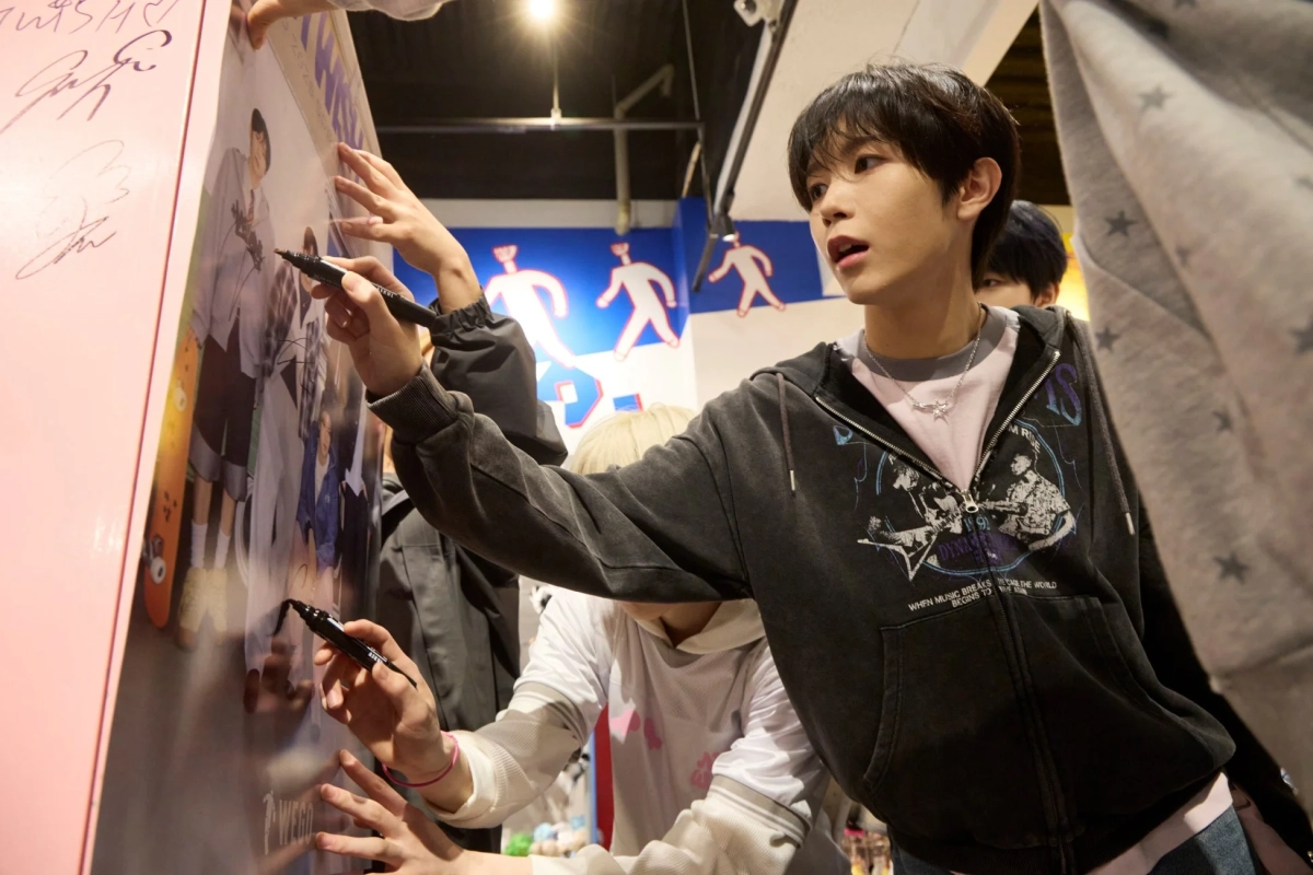 NCT WISHメンバーがWEGO店内のポスターにサイン