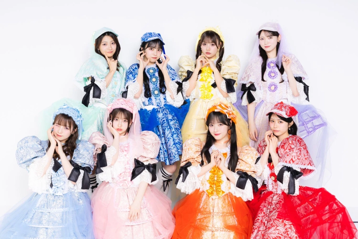 パステルカラーのドレスを着たアイドルグループ