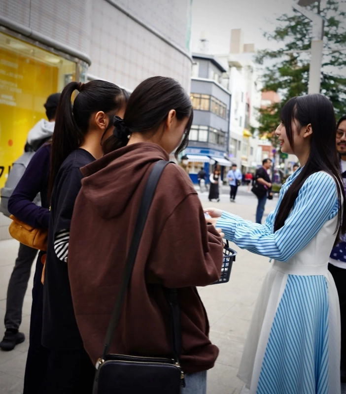 街中でファンと交流するメンバー