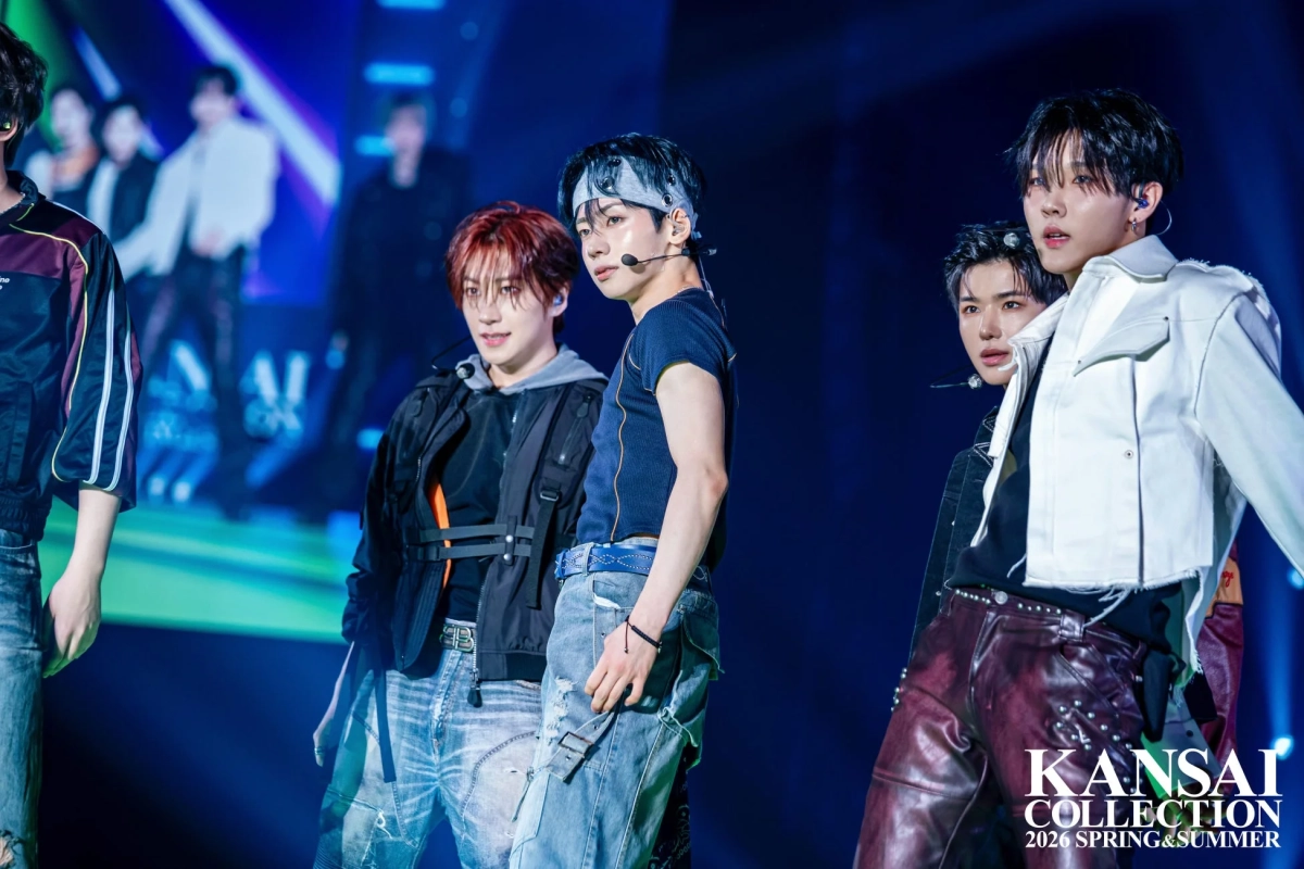 スタイリッシュな衣装をまとった若い男性たちがポーズをとっている様子