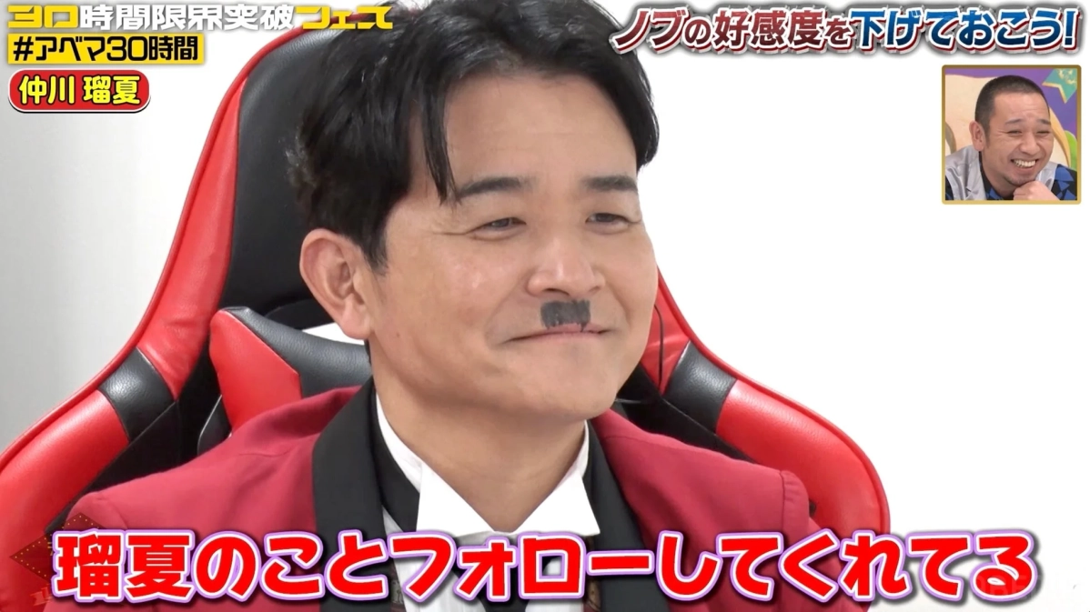 ノブが赤いジャケットで微笑んでいる画像