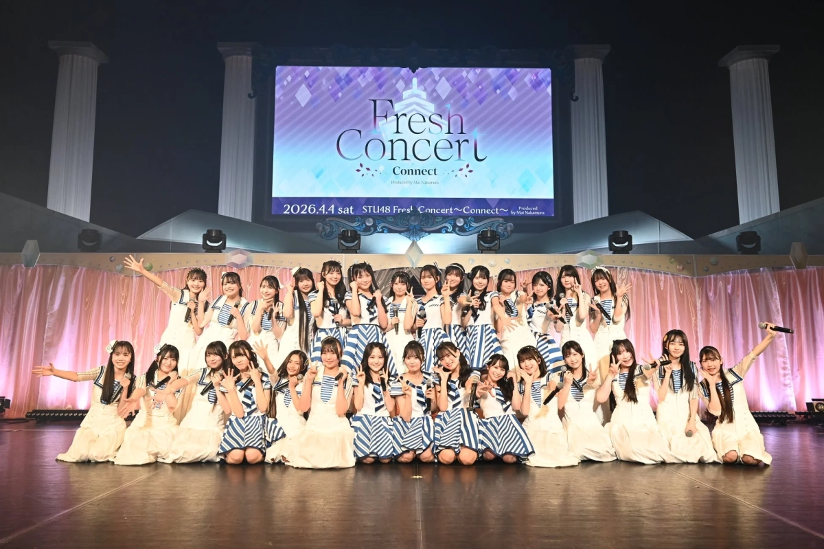 「Fresh Concert Connect」のスクリーンを背景にパフォーマンスするSTU48メンバー