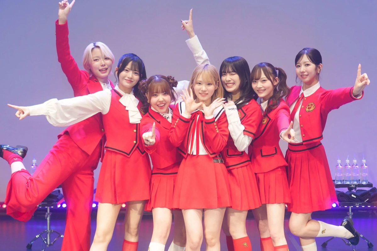 笑顔でポーズをとるRealRomantic