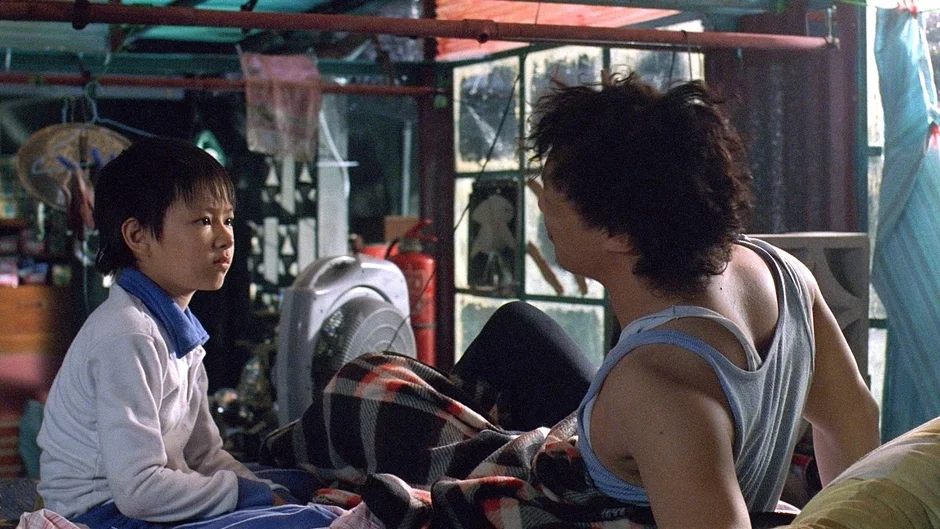 少年と大人が室内にいる