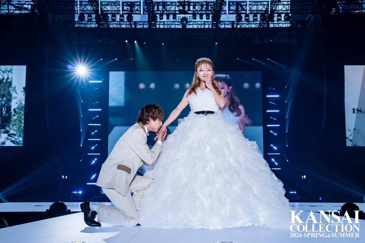 タキシード姿の男性がウェディングドレスの女性の手を取り跪く